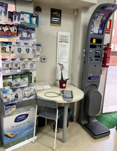 IMAGEN DEL INTERIOR DE LA FARMACIA DONDE SE TOMA LA PRESION Y EL PESO